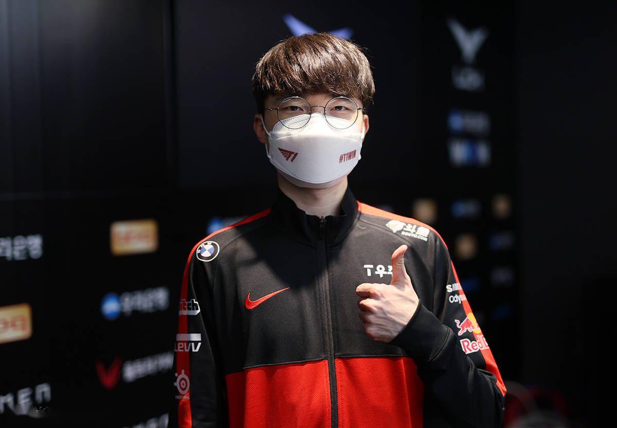 九游体育-Faker回归赛场，势不可挡首场状态亮眼，RNG观众沸腾！的简单介绍